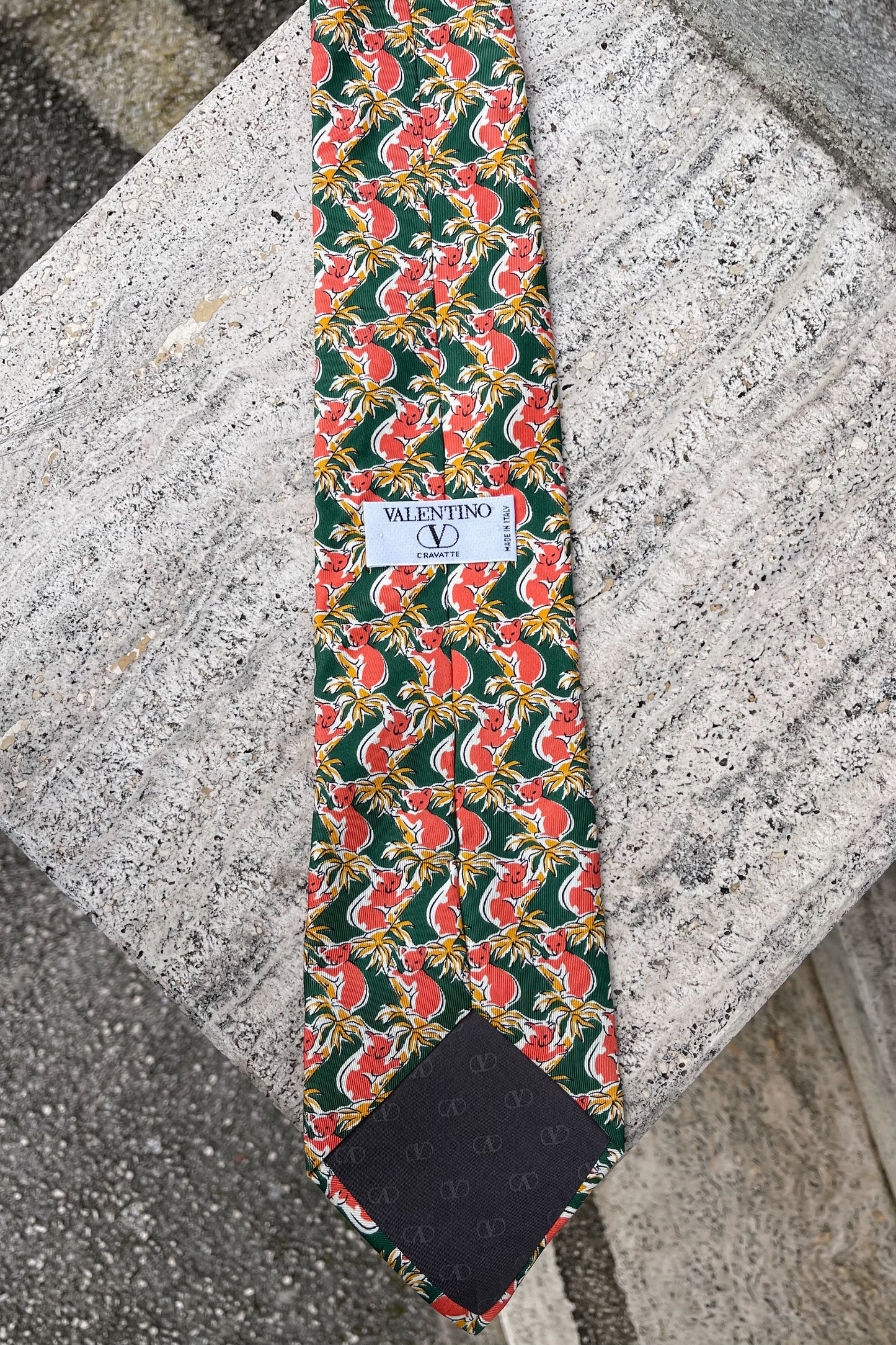 NY Yankees tie Valentino